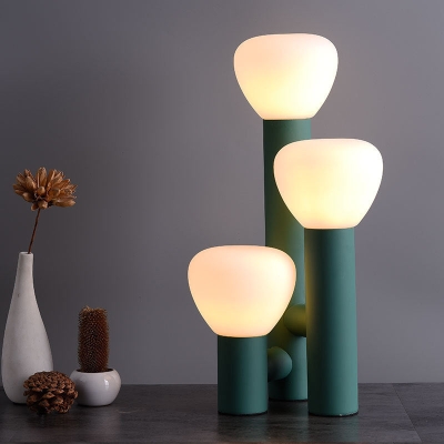 Tischlampe im minimalistischen Stil mit 3 Leuchten in Rot/Grün/Weiß