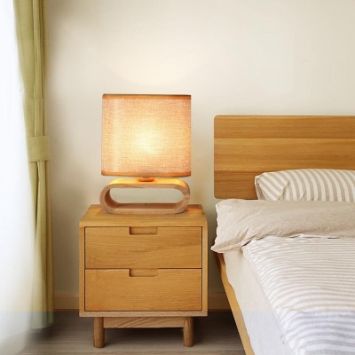 Nachttischlampe aus Holz mit ovalem Sockel und Stoffschirm