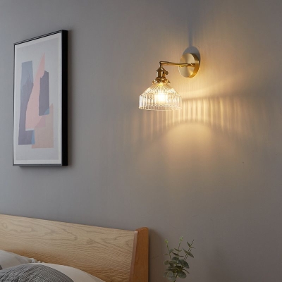 Wandleuchte aus geripptem Glas in Goldoptik für Schlafzimmer