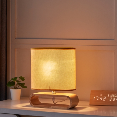 Nachttischlampe aus Holz mit ovalem Sockel und Stoffschirm