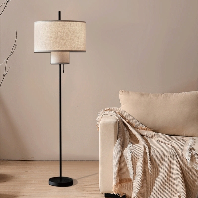 Weiße moderne Stehlampe aus Metall mit Stoffschirm