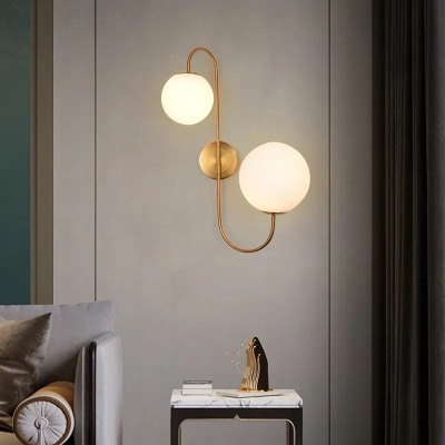 Moderne Wandleuchte mit weißem Kugelglasschirm und 2 Leuchten