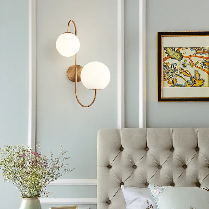 Moderne Wandleuchte mit weißem Kugelglasschirm und 2 Leuchten