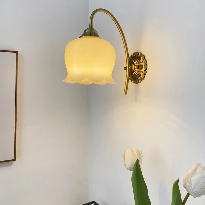 Moderne Wandleuchte aus Metall in Blumenform