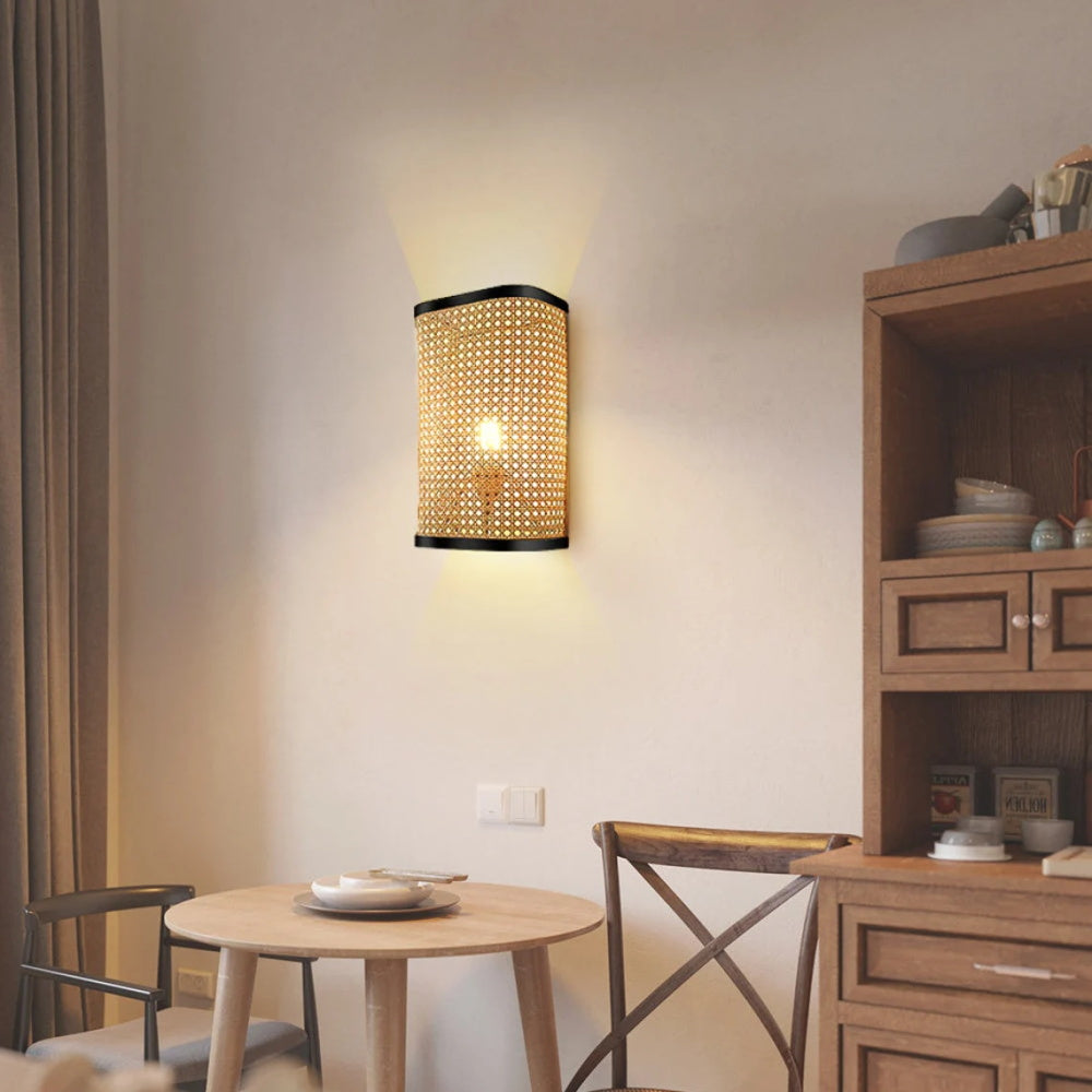 Rechteckige Rattan-Wandleuchte im Lodge-Stil
