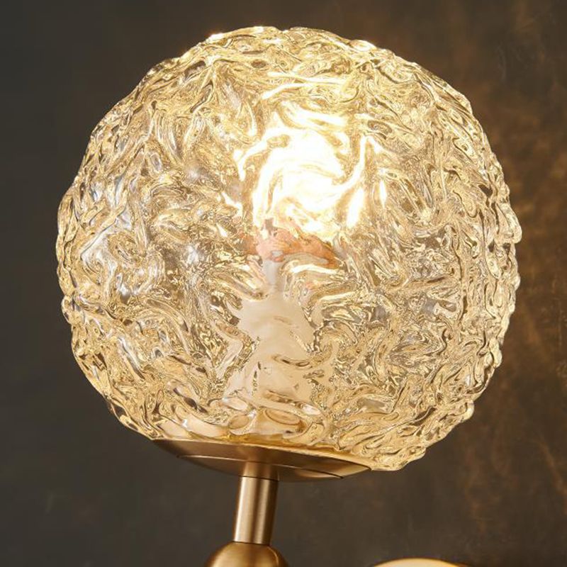 Kreative Wandleuchte aus Glas mit langem Arm