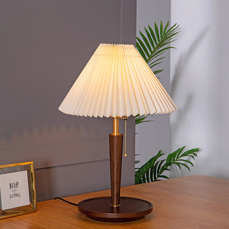 Nordische Plissee-Tischlampe