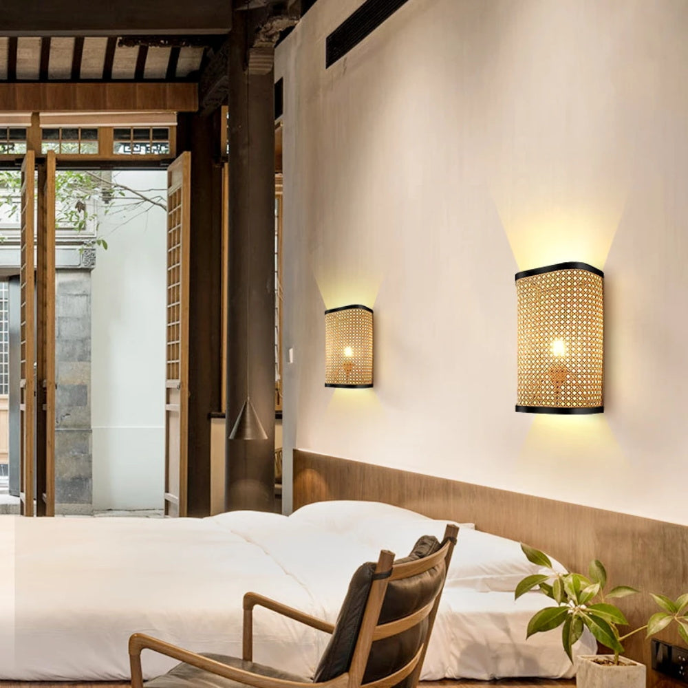 Rechteckige Rattan-Wandleuchte im Lodge-Stil