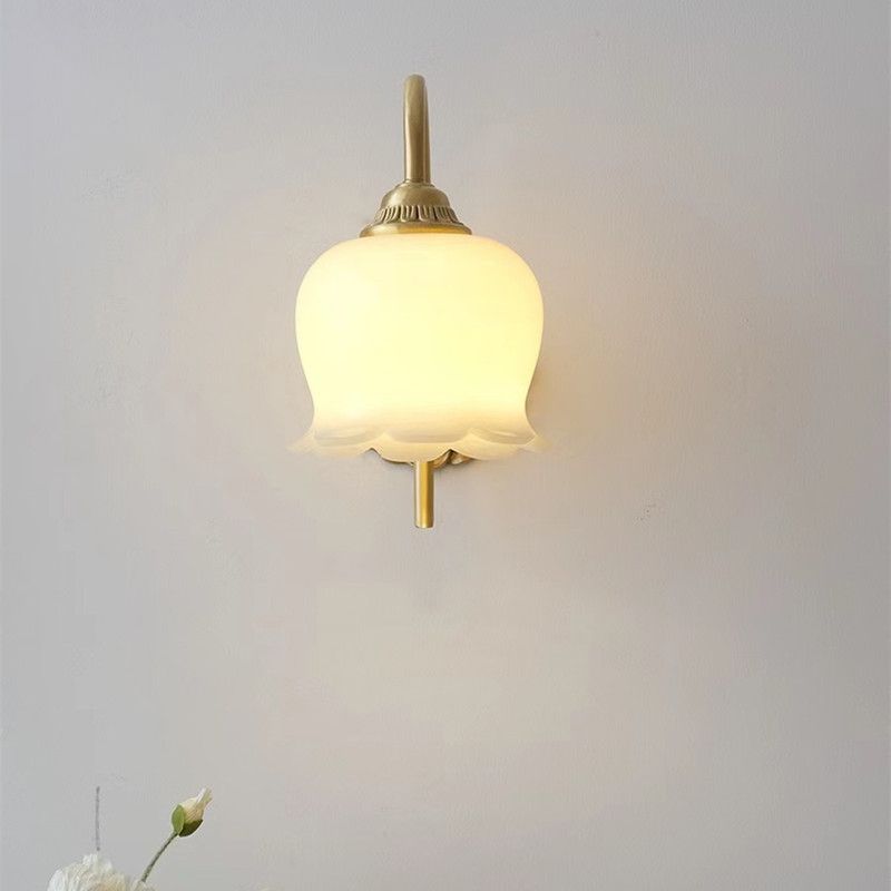 Moderne Wandleuchte aus Metall in Blumenform