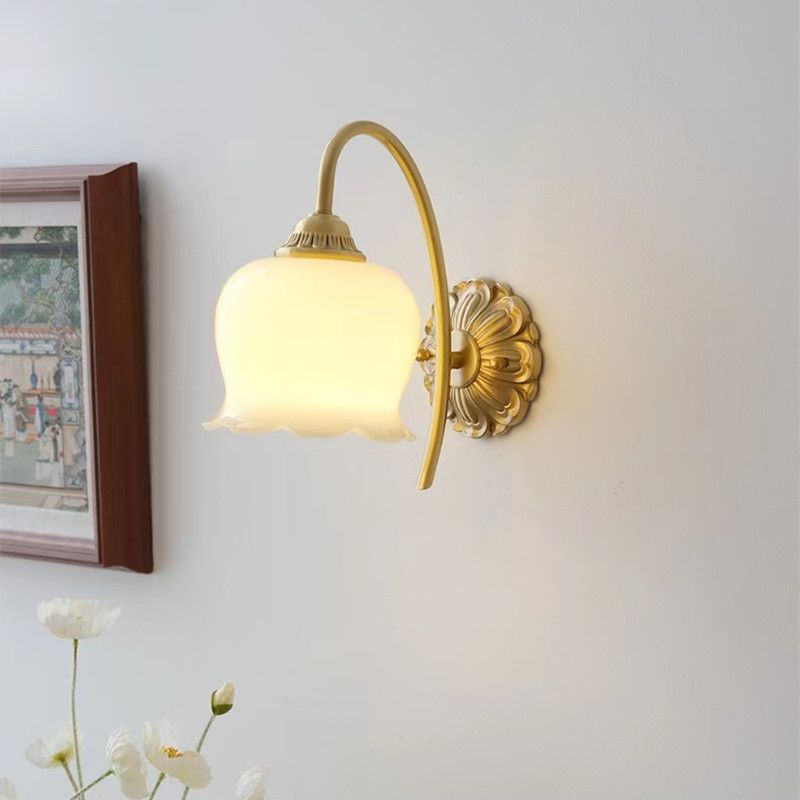 Moderne Wandleuchte aus Metall in Blumenform