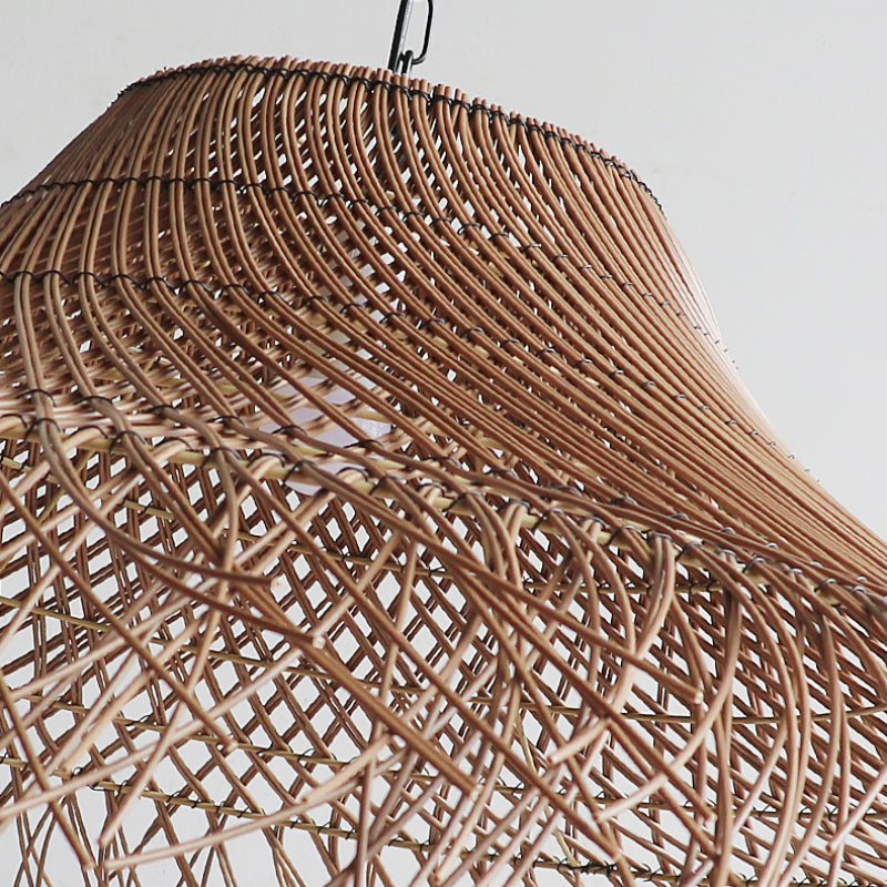 Lampenschirm für Pendelleuchte aus gewelltem, gewebtem Rattan