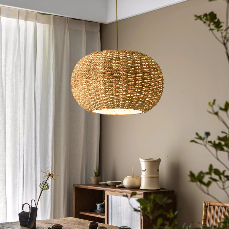 Hängeleuchten aus Rattanstroh mit rundem Lampenschirm
