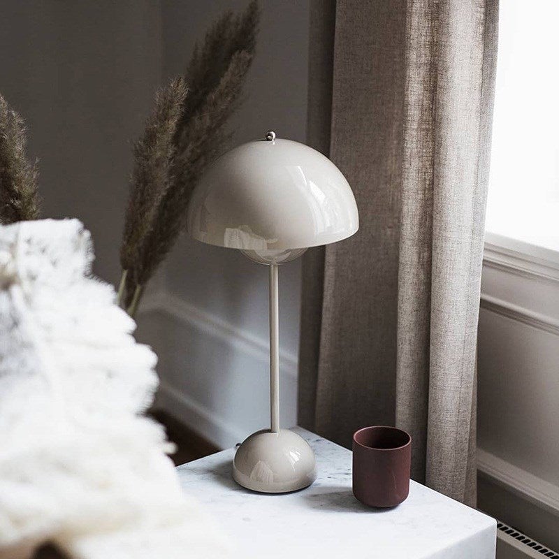 Minimalistische Tischlampe aus Metall, kreative Nebenlampe