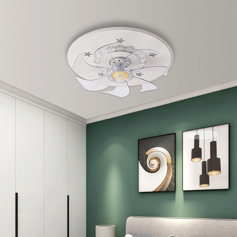Weiße Stern-Deckenventilatorlampe im nordischen Stil