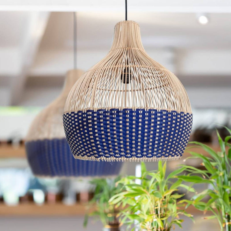 Klassische blaue Rattan-Pendelleuchte mit gewebtem Lampenschirm