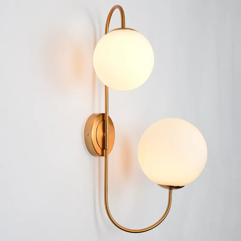 Moderne Wandleuchte mit weißem Kugelglasschirm und 2 Leuchten