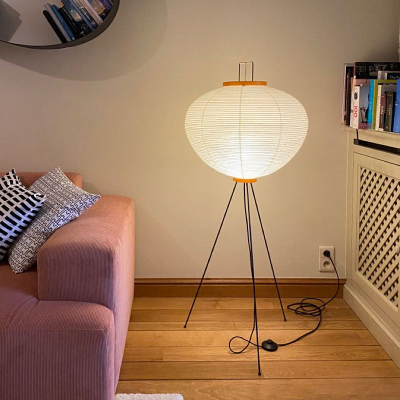 Moderne Stehlampe aus Reispapier