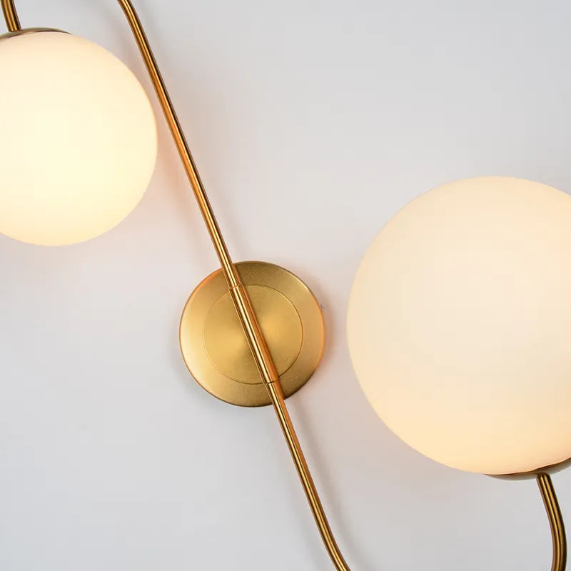 Moderne Wandleuchte mit weißem Kugelglasschirm und 2 Leuchten