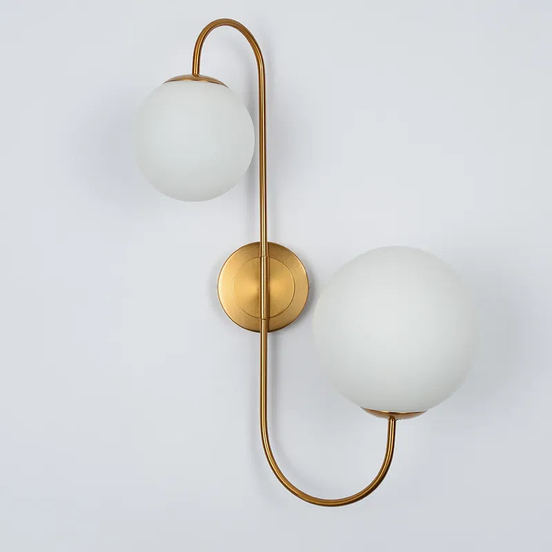 Moderne Wandleuchte mit weißem Kugelglasschirm und 2 Leuchten