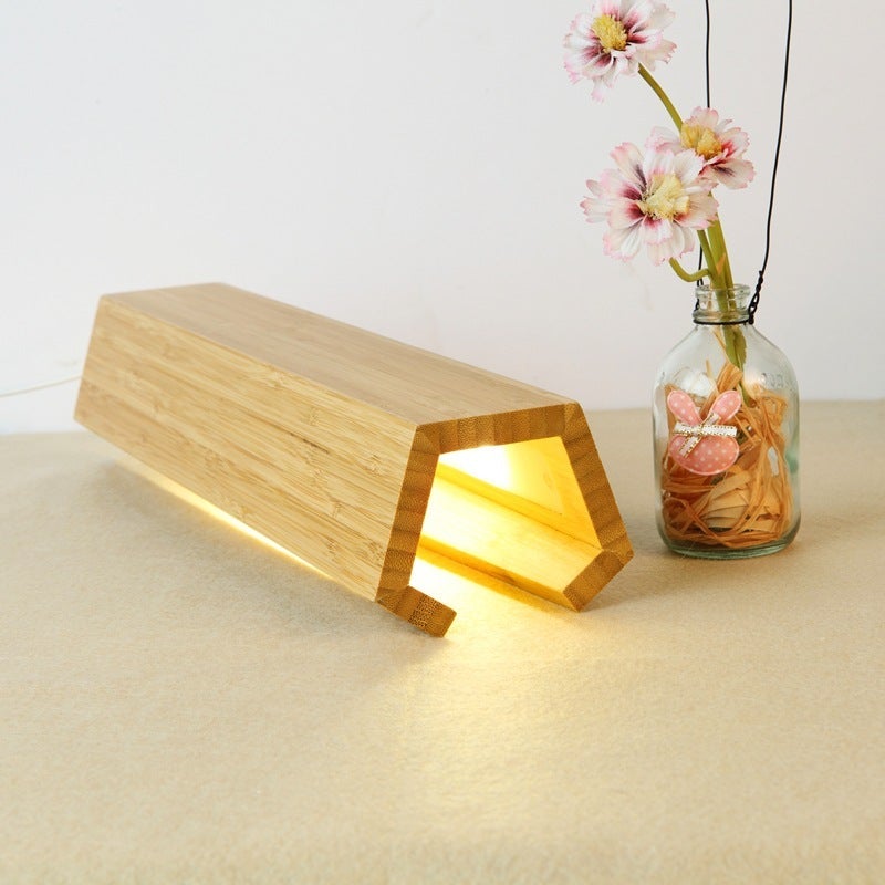 Fünfeckige LED-Tischlampe aus Holz mit USB