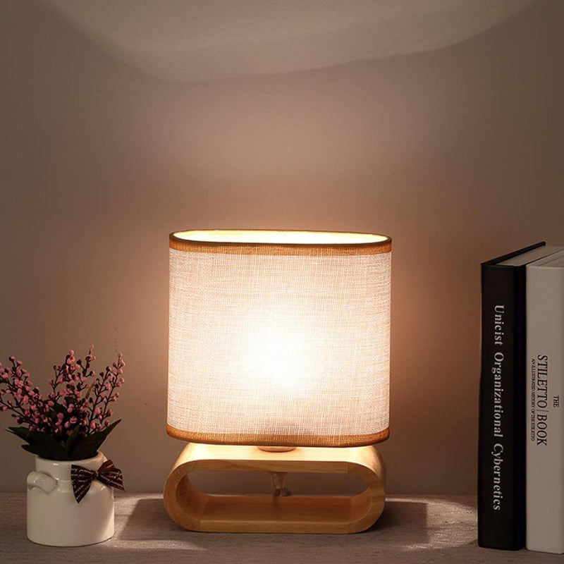 Nachttischlampe aus Holz mit ovalem Sockel und Stoffschirm