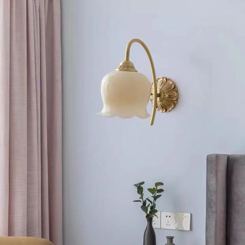 Moderne Wandleuchte aus Metall in Blumenform