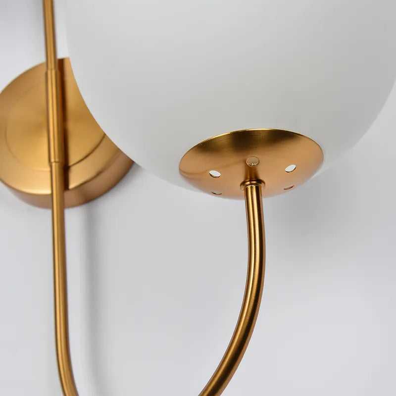 Moderne Wandleuchte mit weißem Kugelglasschirm und 2 Leuchten