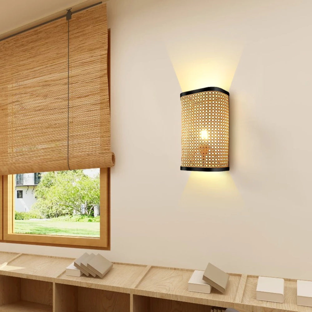 Rechteckige Rattan-Wandleuchte im Lodge-Stil