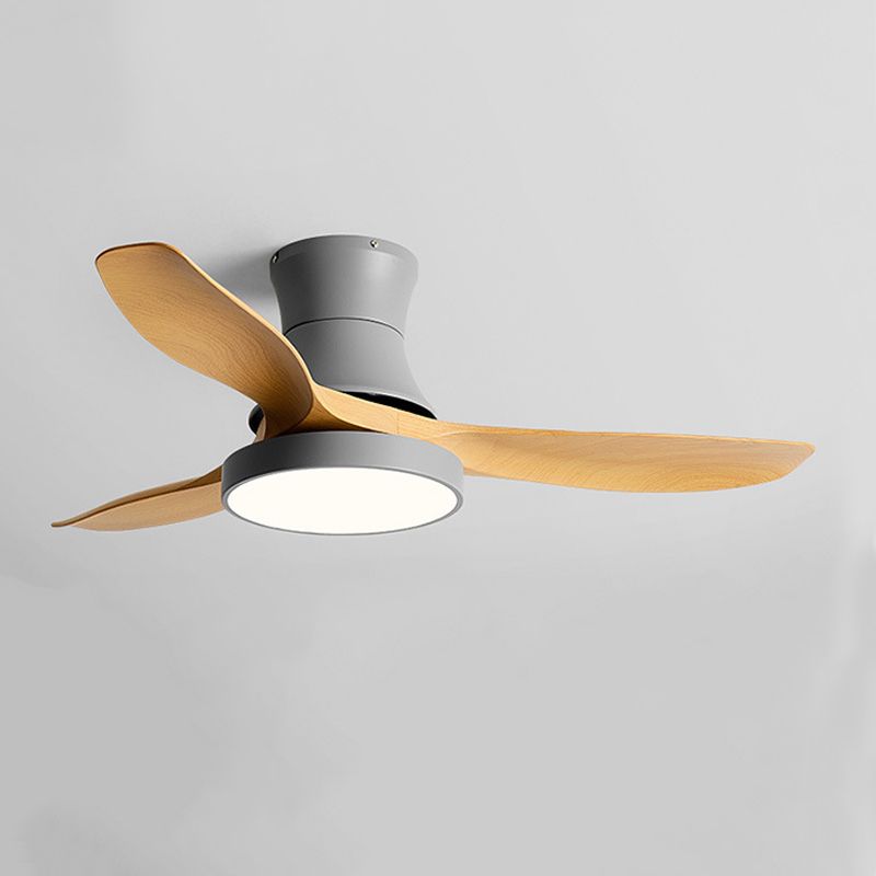 Moderner 3-flügeliger Deckenventilator mit polierter Oberfläche und Licht für Zuhause