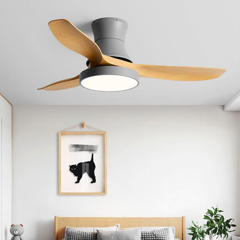 Moderner 3-flügeliger Deckenventilator mit polierter Oberfläche und Licht für Zuhause
