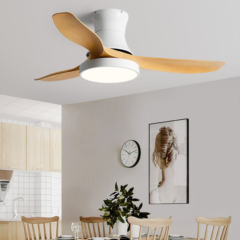 Moderner 3-flügeliger Deckenventilator mit polierter Oberfläche und Licht für Zuhause