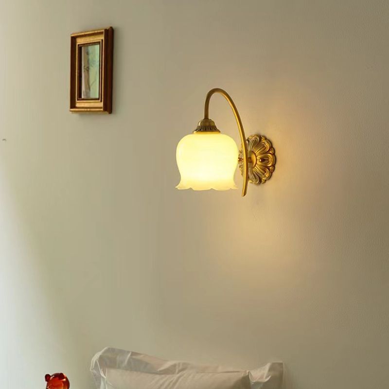 Moderne Wandleuchte aus Metall in Blumenform