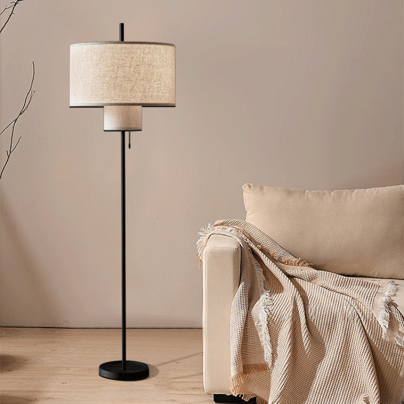 Weiße moderne Stehlampe aus Metall mit Stoffschirm
