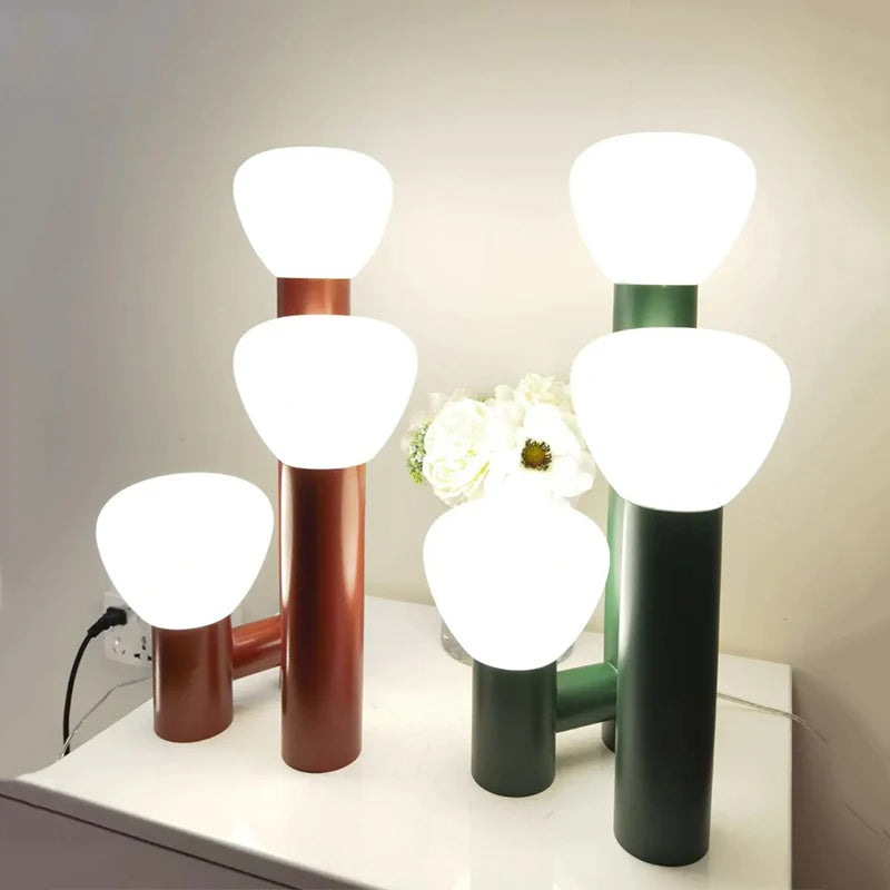 Tischlampe im minimalistischen Stil mit 3 Leuchten in Rot/Grün/Weiß
