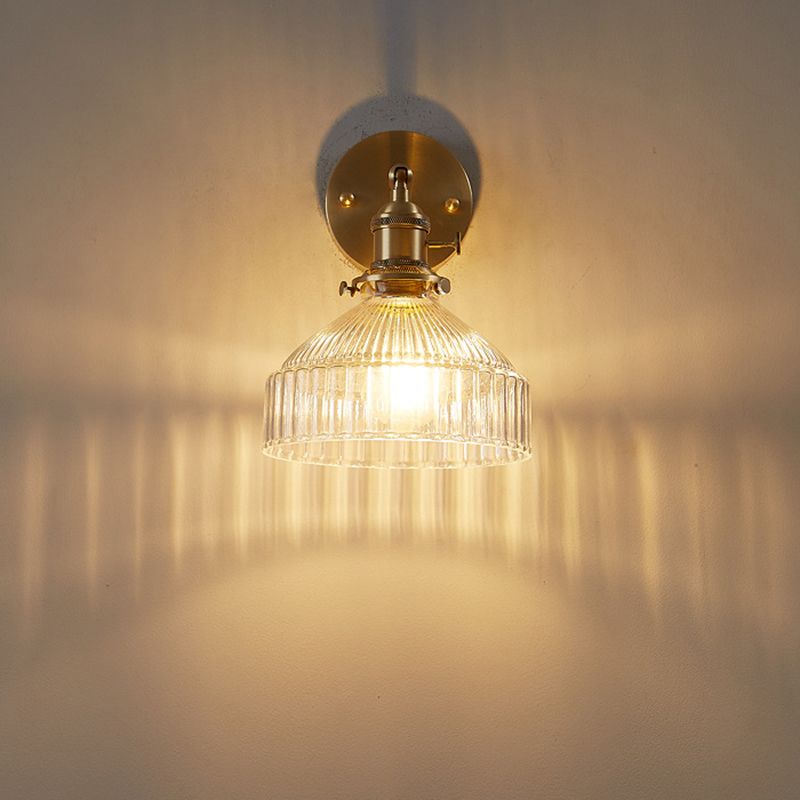 Wandleuchte aus geripptem Glas in Goldoptik für Schlafzimmer