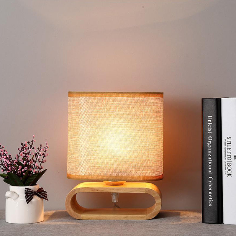 Nachttischlampe aus Holz mit ovalem Sockel und Stoffschirm