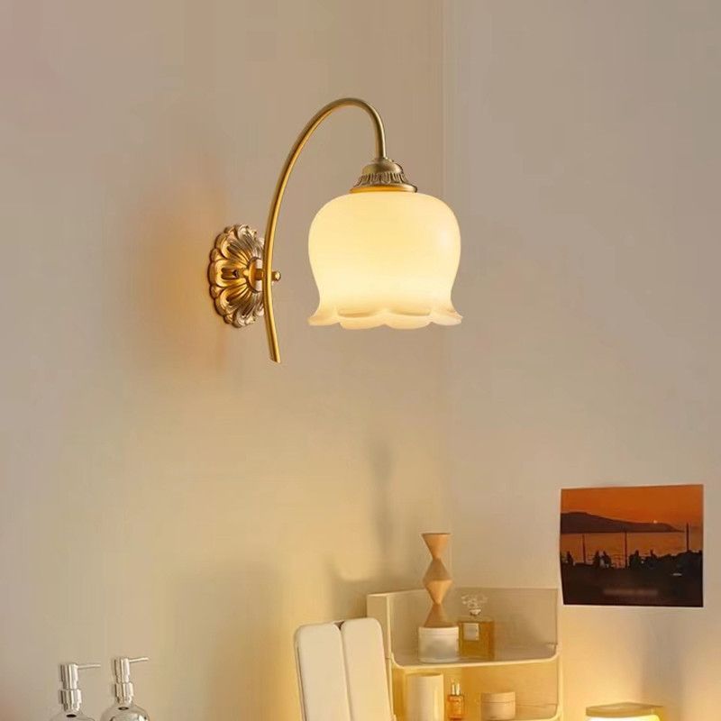 Moderne Wandleuchte aus Metall in Blumenform