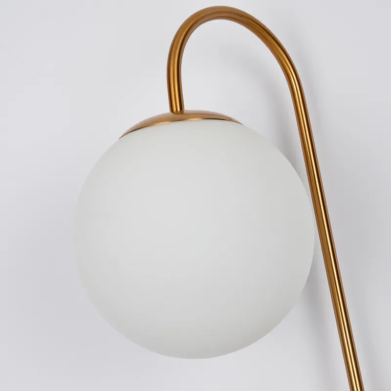 Moderne Wandleuchte mit weißem Kugelglasschirm und 2 Leuchten