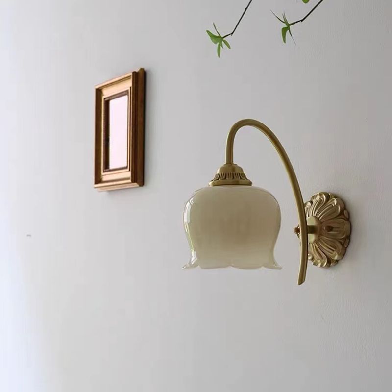 Moderne Wandleuchte aus Metall in Blumenform