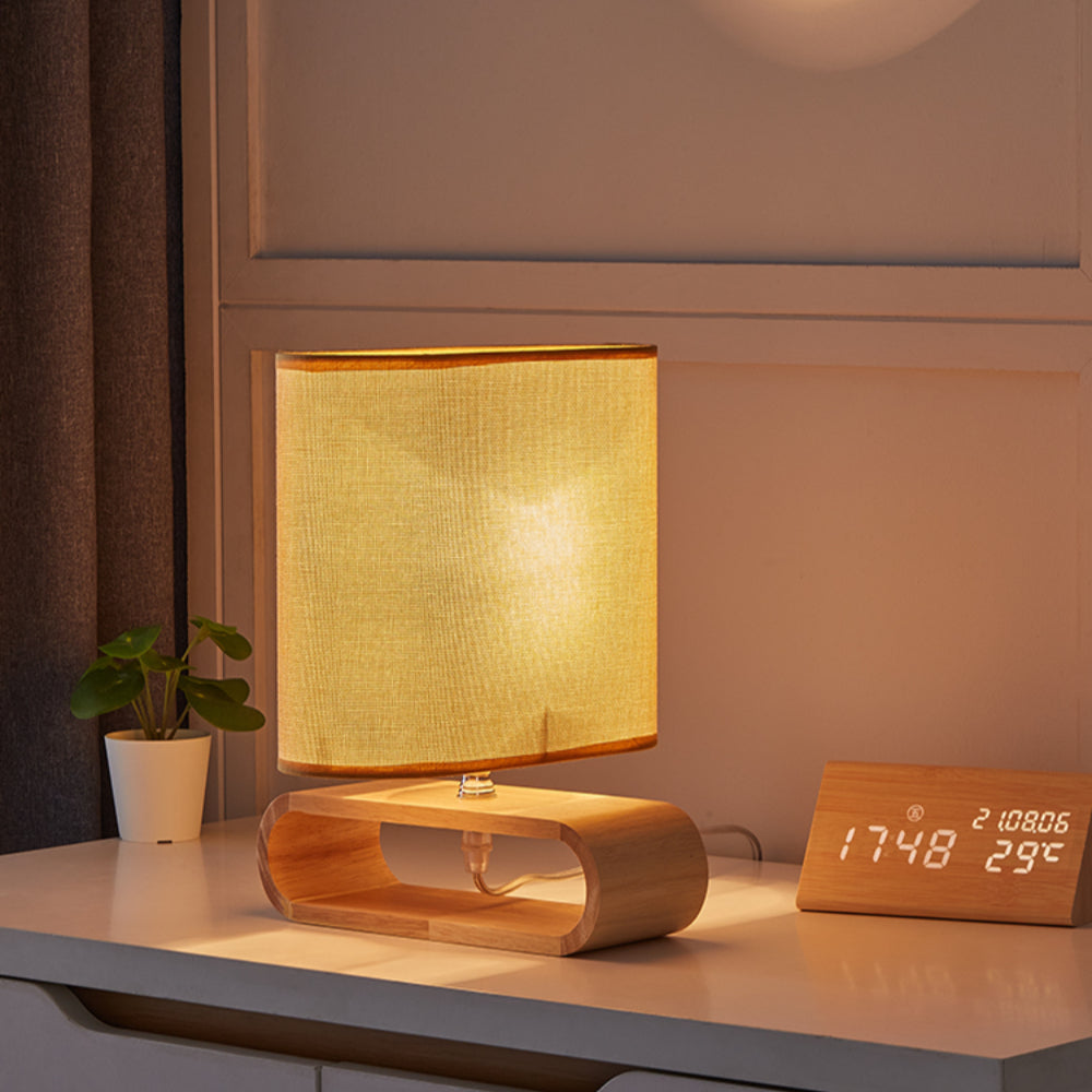 Nachttischlampe aus Holz mit ovalem Sockel und Stoffschirm