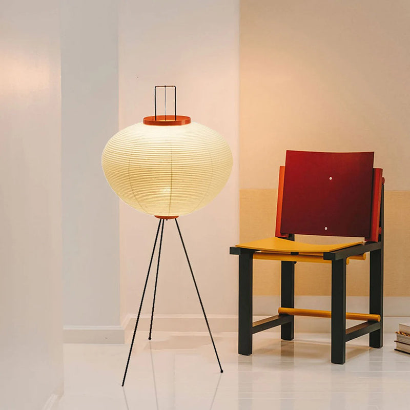 Moderne Stehlampe aus Reispapier