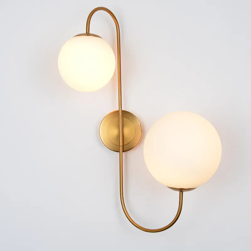 Moderne Wandleuchte mit weißem Kugelglasschirm und 2 Leuchten