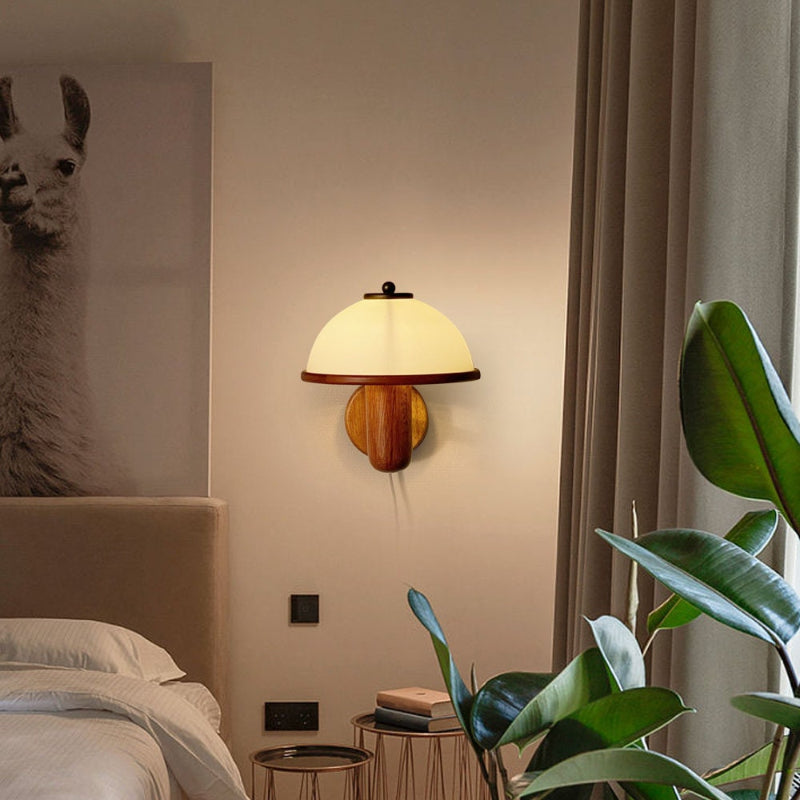 Vintage Wandlampe aus Holz mit Glasschirm