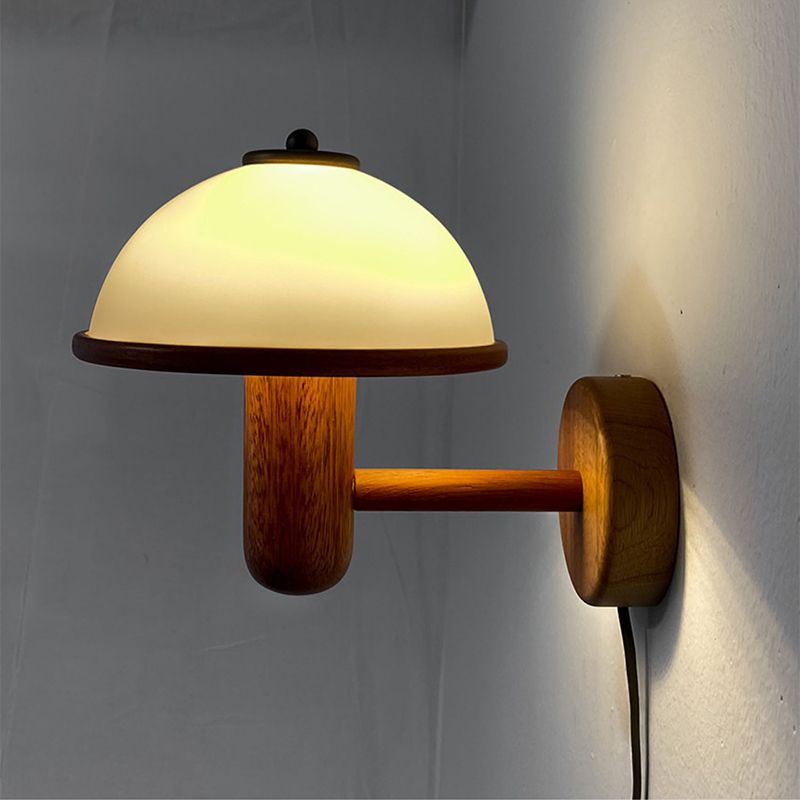 Vintage Wandlampe aus Holz mit Glasschirm