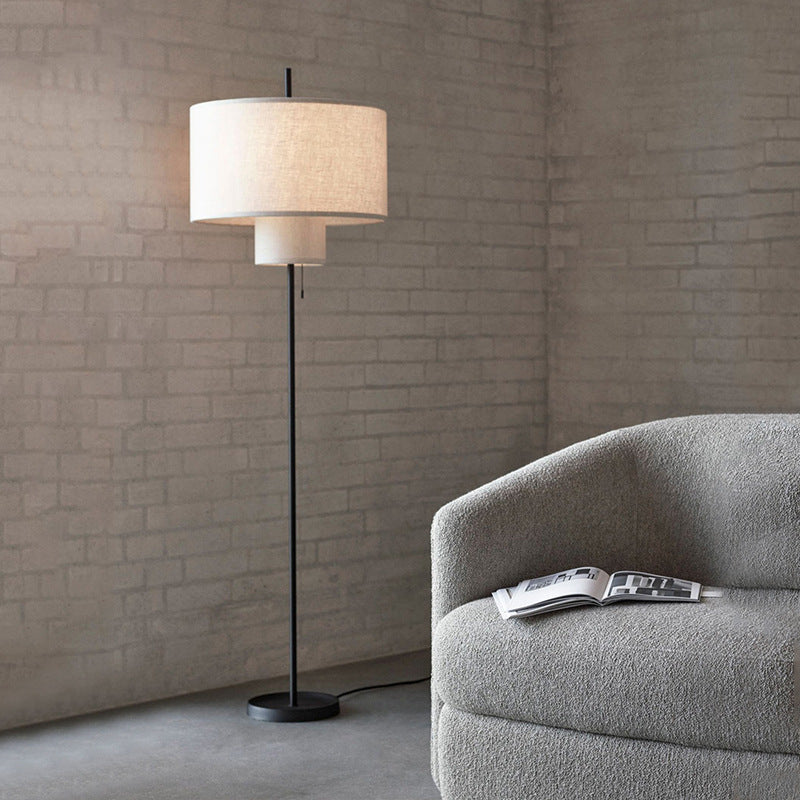 Weiße moderne Stehlampe aus Metall mit Stoffschirm