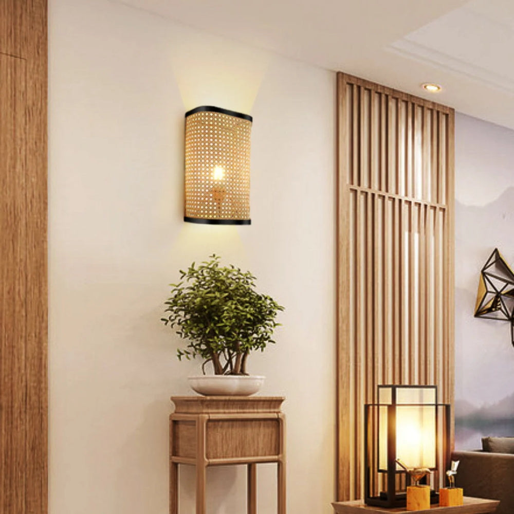Rechteckige Rattan-Wandleuchte im Lodge-Stil