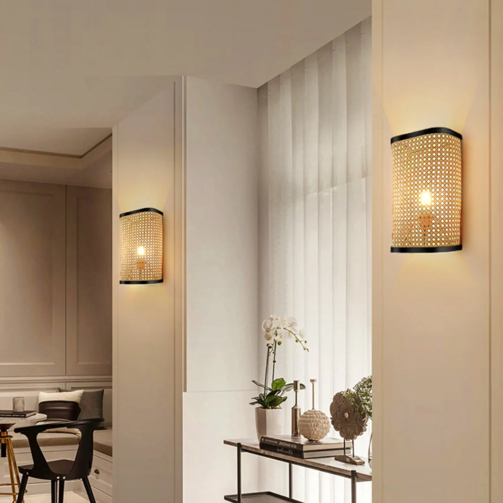 Rechteckige Rattan-Wandleuchte im Lodge-Stil