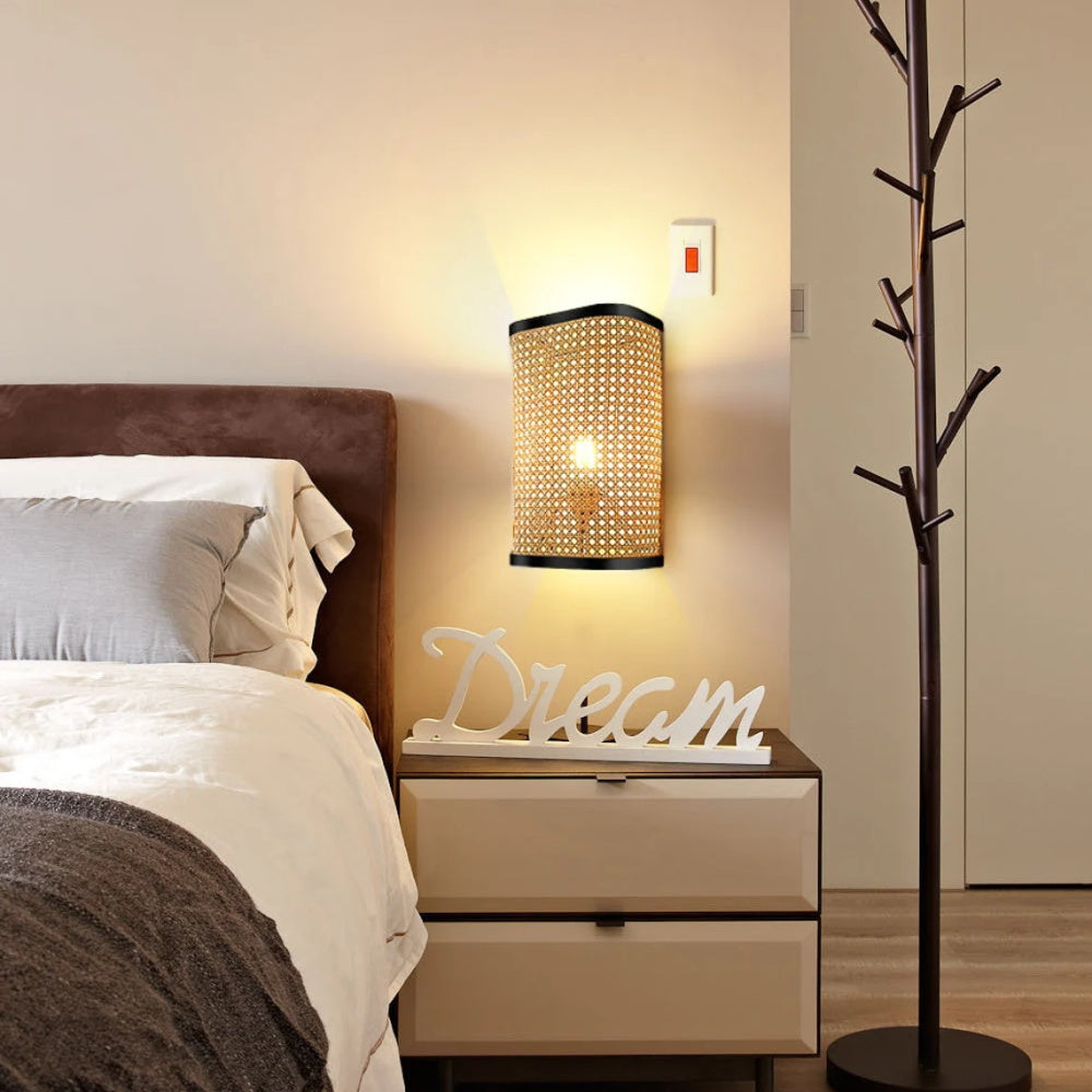 Rechteckige Rattan-Wandleuchte im Lodge-Stil