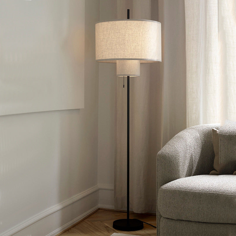 Weiße moderne Stehlampe aus Metall mit Stoffschirm