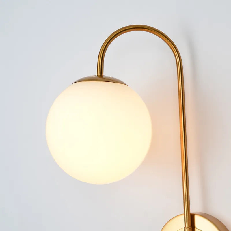 Moderne Wandleuchte mit weißem Kugelglasschirm und 2 Leuchten